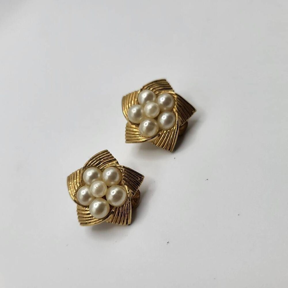 Vintage Marvella Gold Star with Pearl Center Clip on Earrings